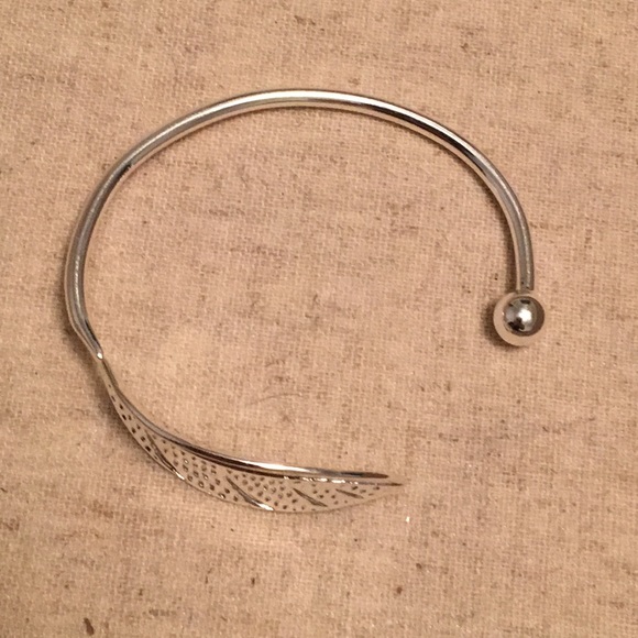 🆕 Leaf Bracelet - Picture 2 of 3